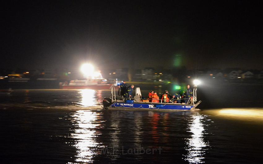 Einsatz BF Koeln PKW im Rhein Mondorf Hersel P136.JPG